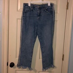Cropped jeans with zipper down sides
